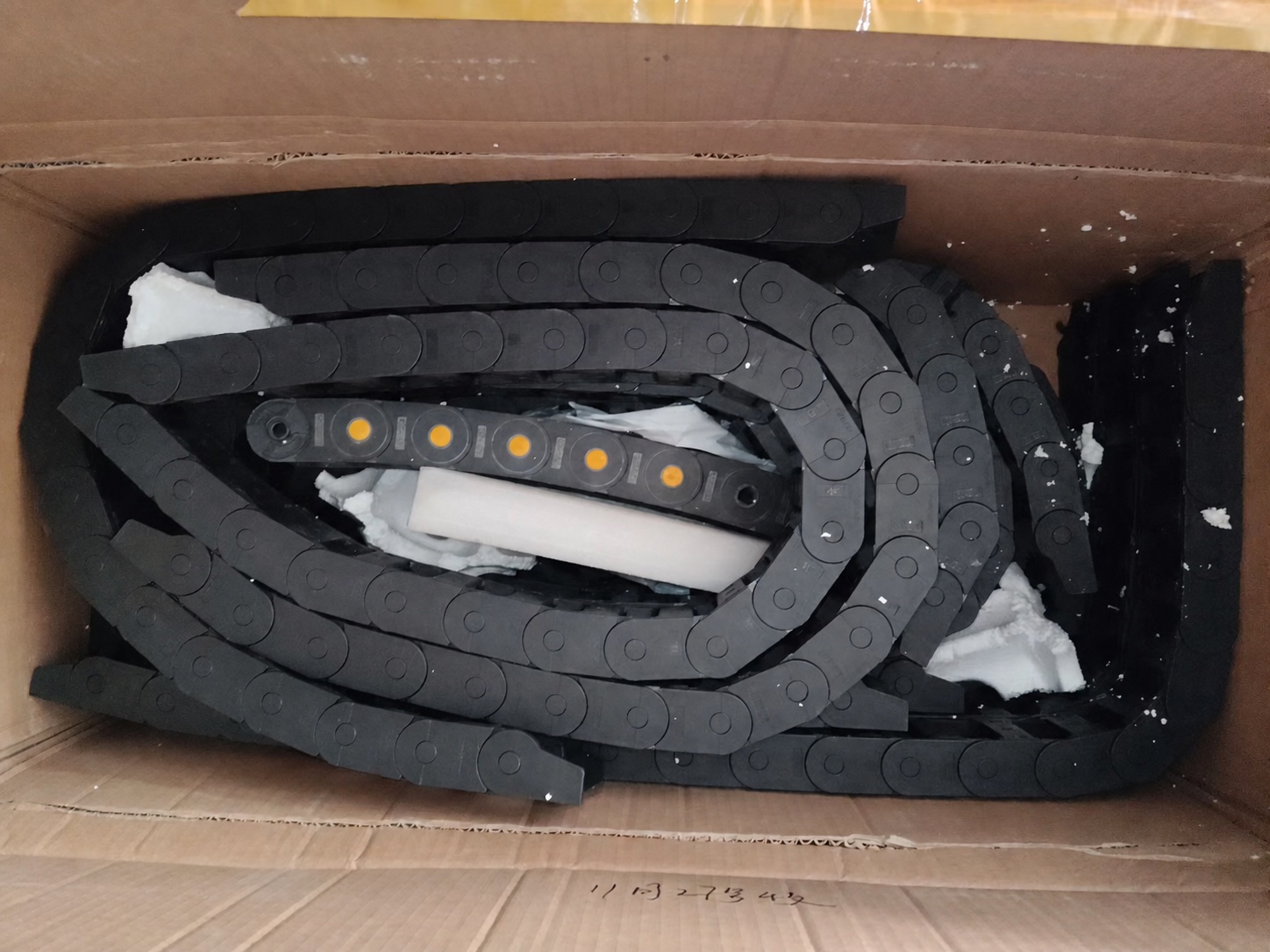 Cable drag chains for carding machinery